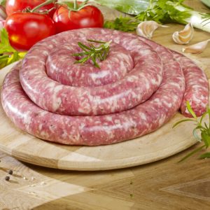 Toulouse est la capitale de la région Occitanie et la digne représentante de la gastronomie locale. Ici les grandes tablées font la part belle à la charcuterie, volaille, agneau et veau fermiers.  Mais laissez-nous vous présenter des spécialités 100% toulousaines, parfois moins connues du grand public, des produits d’ici qui donneront à votre séjour un réel accent du sud-ouest.  LE CASSOULET Manger un cassoulet de Toulouse est une étape obligatoire lors de la découverte de la ville. Il est présent sur la carte de nombreux restaurants. Sa recette varie d'un cuisinier à l'autre, mais elle se compose inévitablement de haricots savoureux, de confit de canard et de saucisse de Toulouse.  Plat typique de la ville rose, le cassoulet de Toulouse se compose d’incontournables et d’ingrédients qui varient selon le cuisinier. Il y a bien sûr de la viande de porc (longe, jarret, saucisson à cuire) mais aussi du confit de canard, du lard de poitrine, de la saucisse de pays, du collier et de la poitrine de mouton. Il existe également des variantes avec du confit et de la graisse d’oie.  Quant aux haricots blancs, il s’agit de variétés régionales, comme les haricots de Tarbes, dont le grain est long, qui sont charnus et fondants, avec la peau fine pour qu’ils s’imprègnent des autres saveurs. Le secret de la réussite de ce plat régional réside dans la cuisson : le cassoulet de Toulouse est un plat qui doit mijoter longuement, et il se déguste gratiné.  La cassole Le cassoulet tire son nom du plat dans lequel il mijote : la cassole. Ce récipient en terre cuite est fabriqué par les potiers d’Issel, village situé à 8 km au nord de Castelnaudary. Sa qualité isolante est idéale pour la cuisson nécessairement lente du cassoulet et pour la répartition uniforme de la chaleur dans le plat.  LA SAUCISSE DE TOULOUSE La star du Sud-Ouest, la star des barbecues, la star du cassoulet, c’est bien-sûr la saucisse de Toulouse !