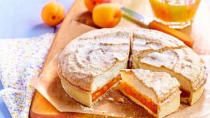 Un gâteau généreux, tout en fraîcheur et en légèreté à base d'amandes, citrons et d’abricots. Se déguste dès l’arrivée de l’été.