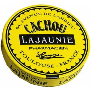 Le cachou a été inventé à Toulouse par le pharmacien Lajaunie en 1880. Sa petite boite jaune n’a pas pris une ride depuis !