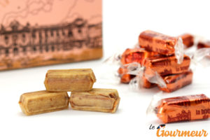 Ce sont des bonbons feuilletés au praliné qui sont souvent vendus dans une boîte en carton en forme de la célèbre brique foraine qui a donné son surnom de « Ville rose » à Toulouse.